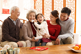 幸福家庭过年打电话图片