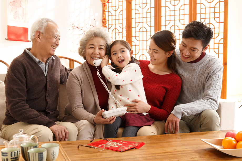幸福家庭过年打电话图片
