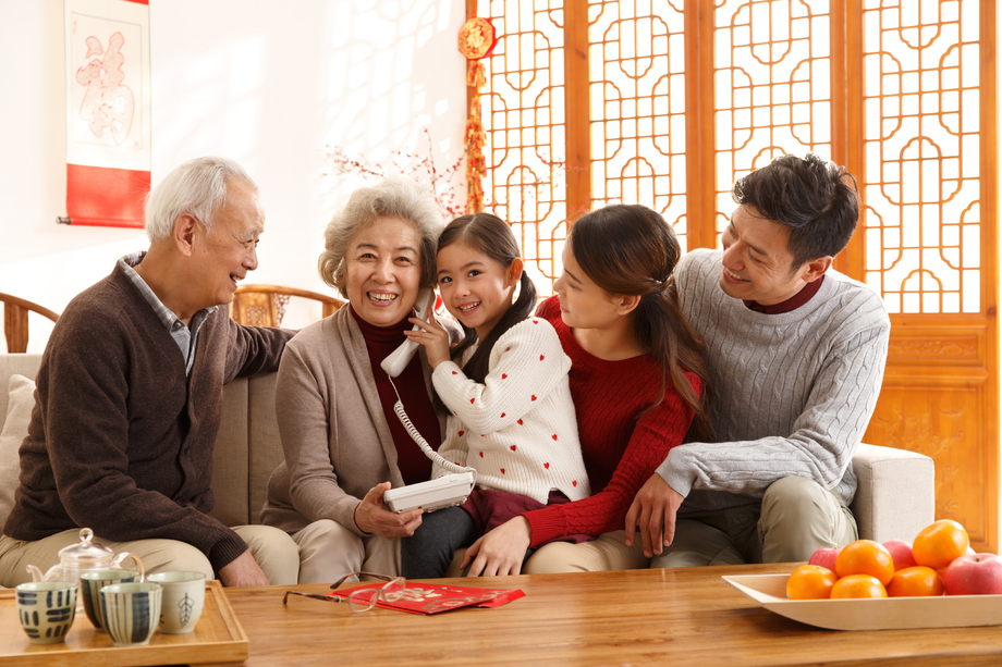 幸福家庭过年打电话图片