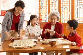 幸福家庭过年包饺子图片