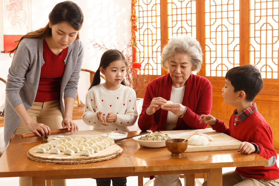 幸福家庭过年包饺子图片