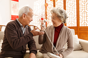 老年夫妇打电话图片