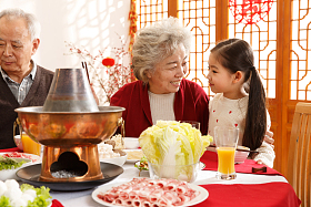 幸福家庭过年吃团圆饭图片