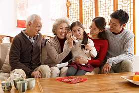 幸福家庭过年打电话图片