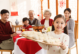 小女孩过年端着饺子图片