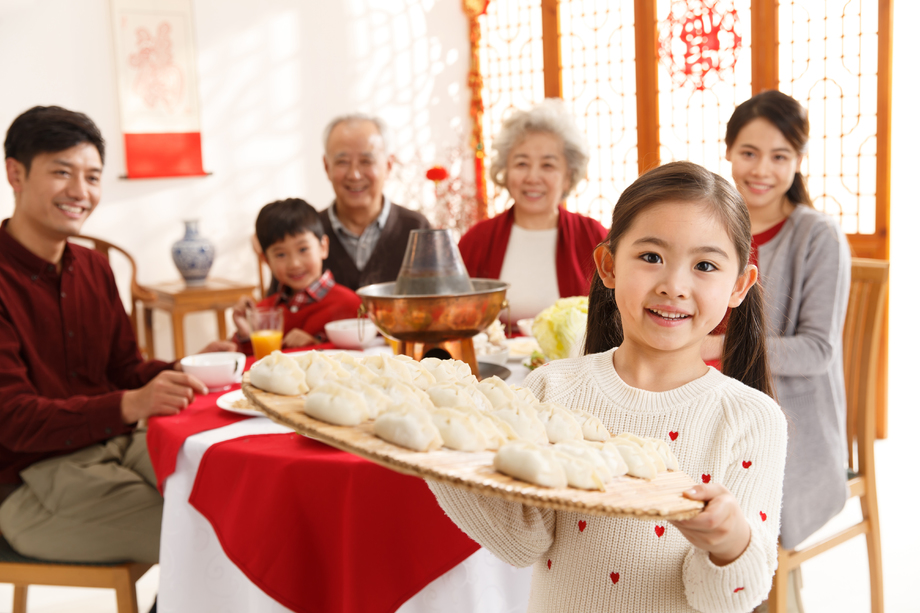 小女孩过年端着饺子图片