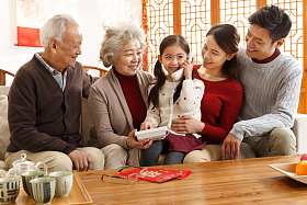 幸福家庭过年打电话图片
