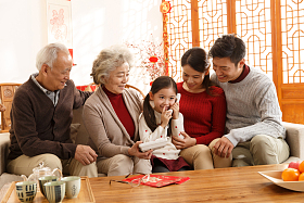 幸福家庭过年打电话图片