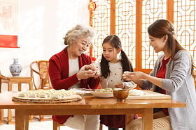 幸福家庭过年包饺子图片