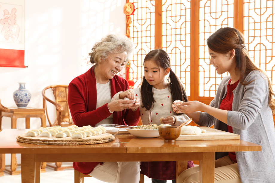 幸福家庭过年包饺子图片