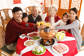 幸福家庭过年吃团圆饭照片