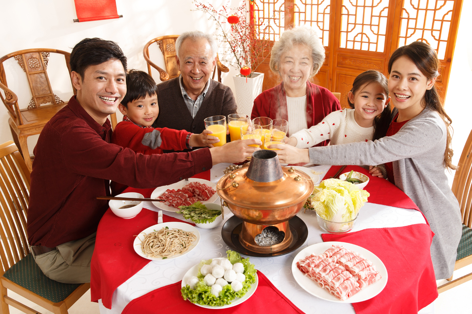 幸福家庭过年吃团圆饭照片