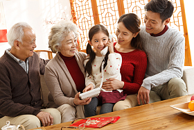 幸福家庭过年打电话图片