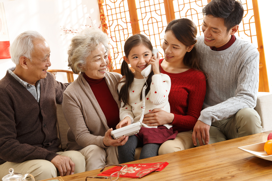 幸福家庭过年打电话图片