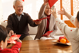 祖父母过年给孙子孙女压岁钱图片