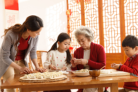 幸福家庭过年包饺子照片