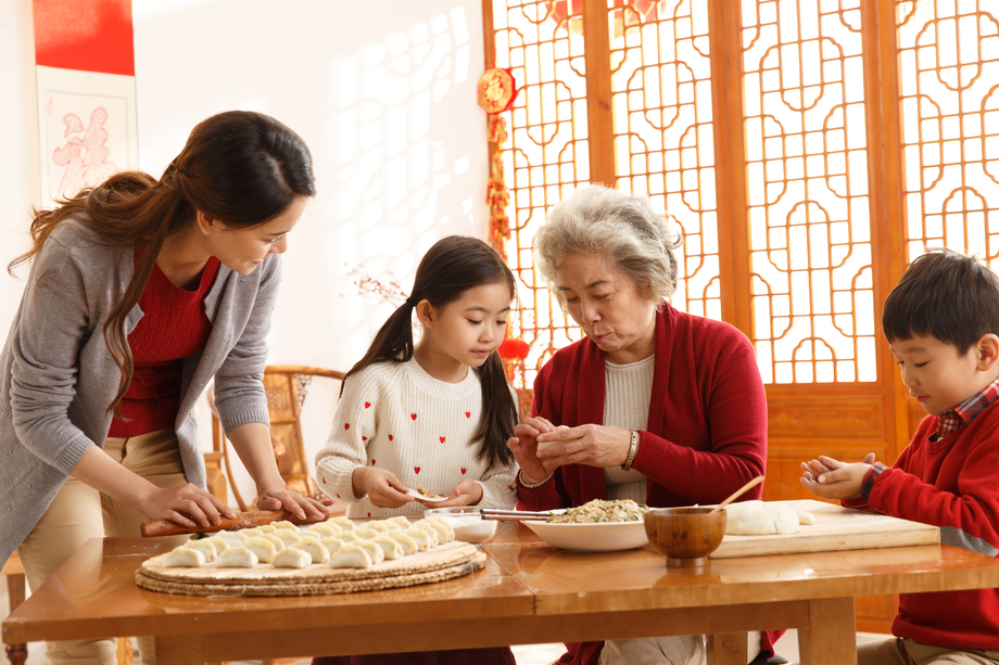 幸福家庭过年包饺子照片