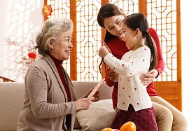 祖母过年给孙女压岁钱图片