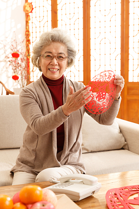 老年人过年贴窗花图片