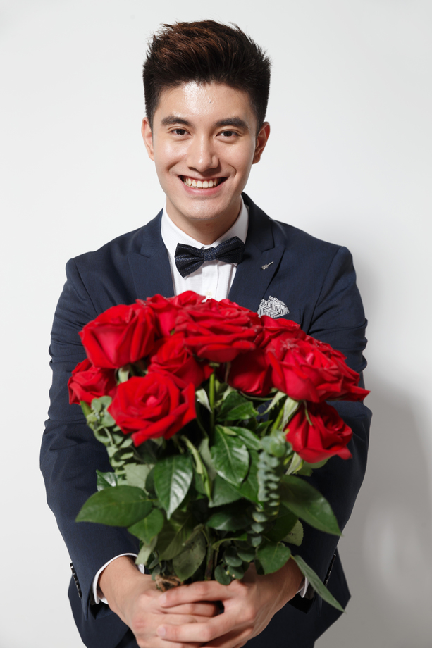 青年男人拿着玫瑰花