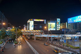 北京商业街夜景照片