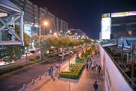 北京商业街夜景照片