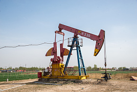 河北省任丘石油钻井照片