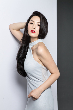 有着漂亮头发的美女