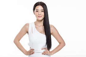 有着柔顺的长发的美女