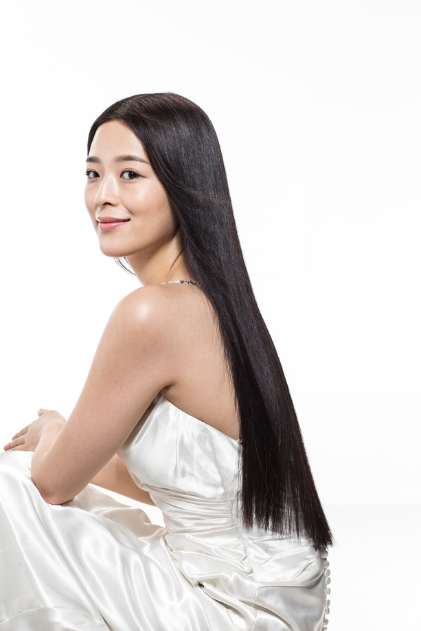 有着柔顺的长发的美女
