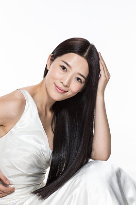 有着柔顺的长发的美女