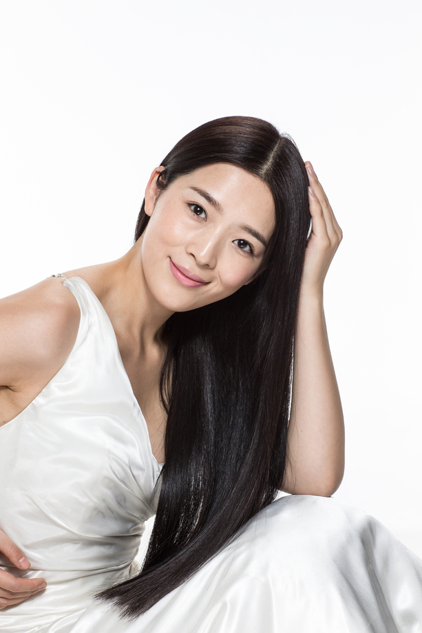 有着柔顺的长发的美女