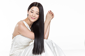 有着柔顺的长发的美女