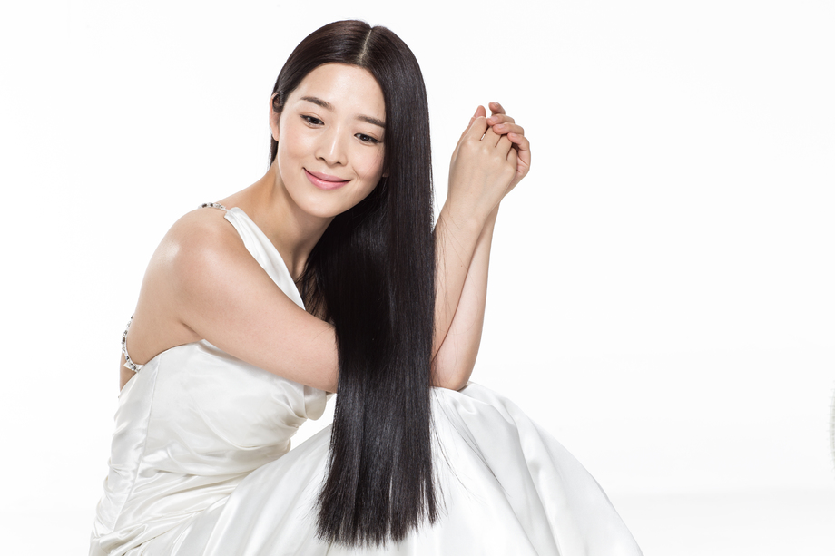 有着柔顺的长发的美女