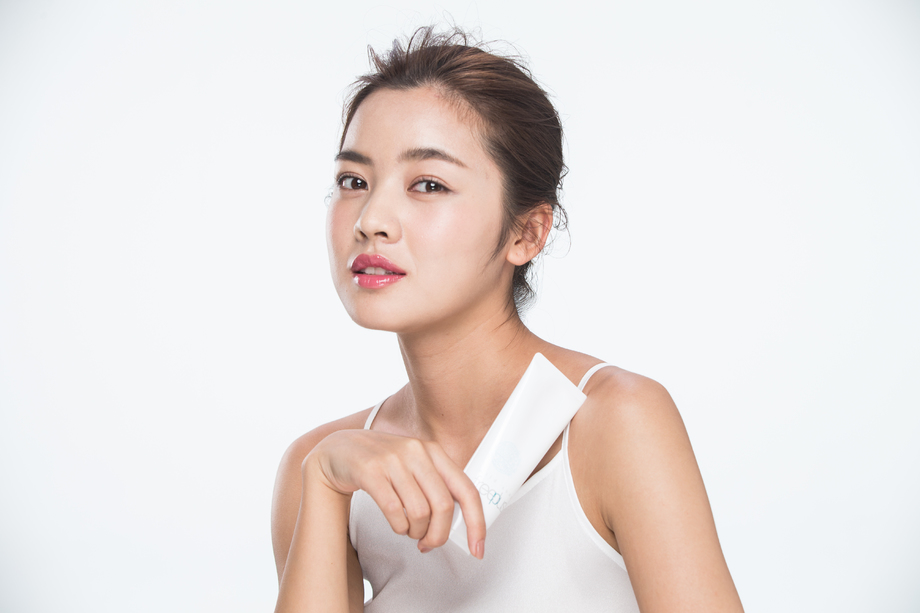 青年女人拿着护肤