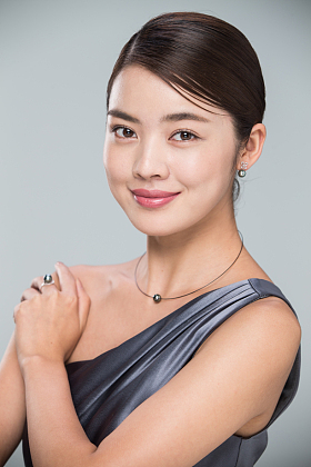 漂亮的青年女人的肖像照片