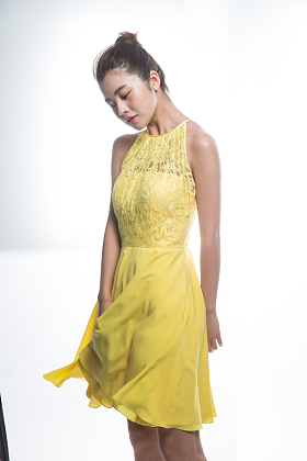 漂亮的青年女人的肖像