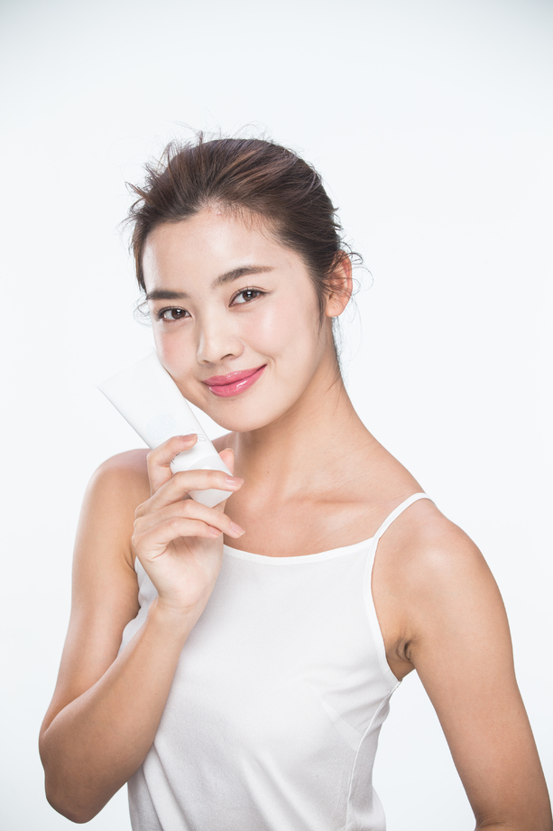 青年女人拿着护肤