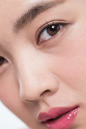 青年女人妆面肖像