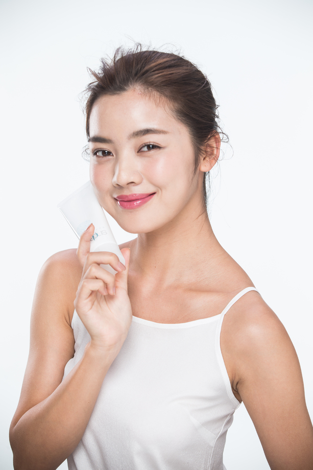 青年女人拿着护肤 青年女人拿着护肤
