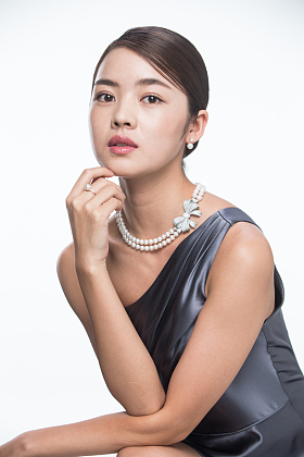 漂亮的青年女人的肖像照片