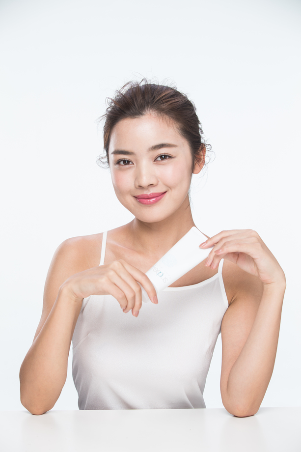 青年女人拿着护肤