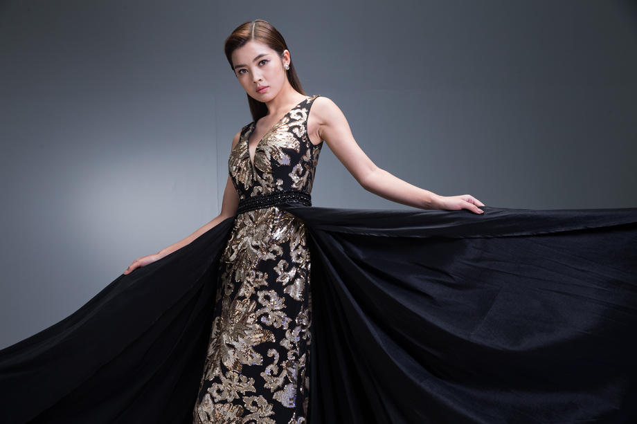 身穿晚礼服的优雅女性照片 身穿晚礼服的优雅女性照片