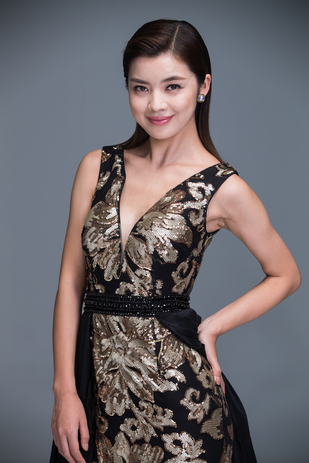 身穿晚礼服的优雅女性