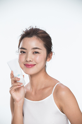 青年女人拿着护肤品图片