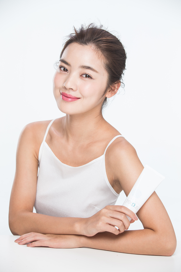 青年女人拿着护肤