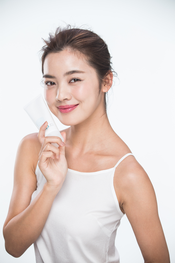青年女人拿着护肤品图片