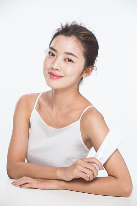 青年女人拿着护肤