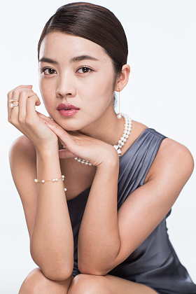 漂亮的青年女人的肖像照片