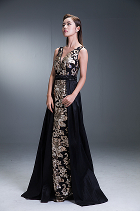 身穿晚礼服的优雅女性图片